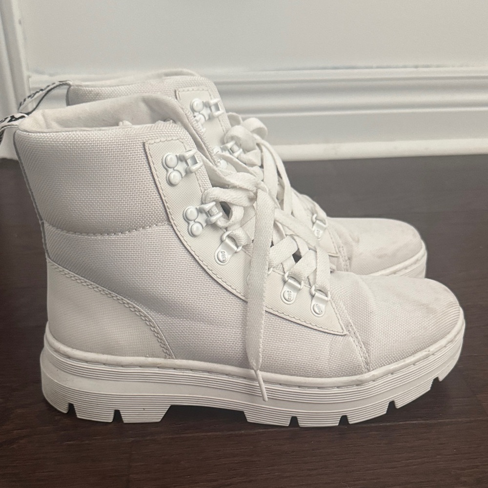 Dr.Martens Combs Boots White